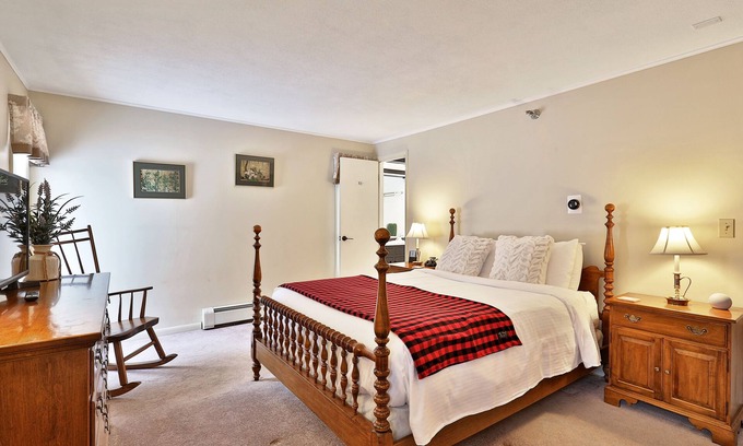 Killington Cabin | The Birch Ridge: Colonial Maple Room #1 - Queen Suite in Renovated Killington Lodge