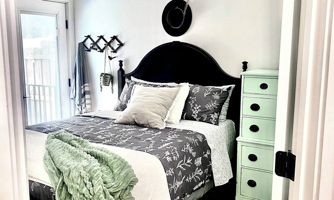 Twin Falls House | The Black Bird Bungalow -Charming Modern-Vintage Flair - Spa & Fireside