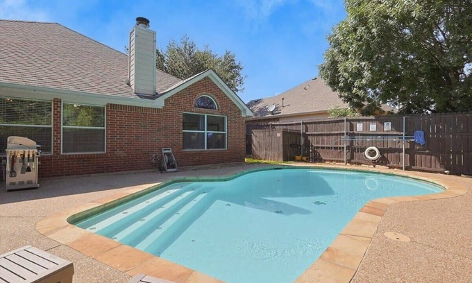 Corinth House | The Blue Holly - Bright & Spacious with a Pool