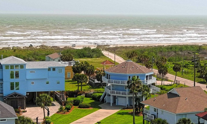 Pirates Beach West House | The Blue Pelican -Ocean Views, Walk to Pirates Beach, Golf Cart
