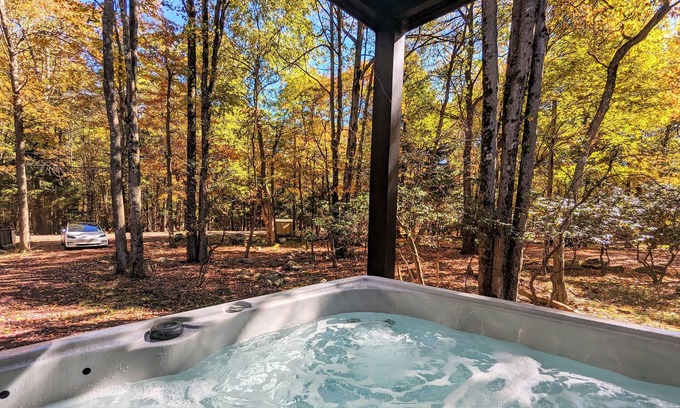 Lake Harmony Estates House | The Breck by AvantStay | Modern 6BDR Cabin w/ Hot Tub & Game Room