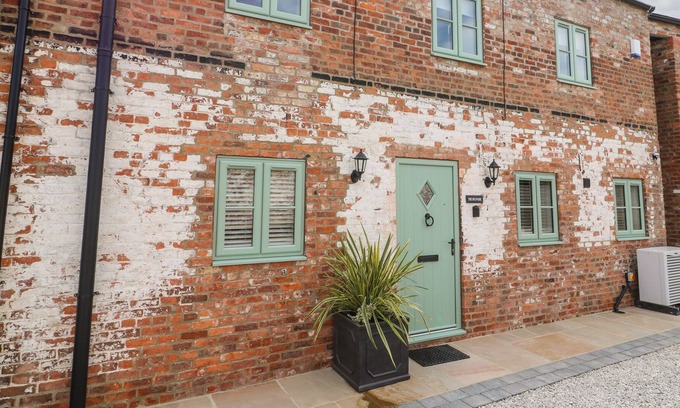 Selby Cottage | THE BULWARK, romantic, with hot tub in Drax, North Yorkshire