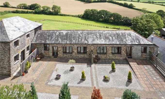 Liskeard Cottage | The Byre, 6 miles to Looe & dog friendly Seaton Beach, country retreat (1 BR)