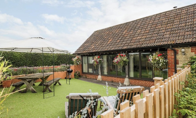 Chippenham Cottage | THE BYRE, pet friendly, with open fire in Christian Malford