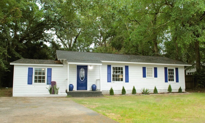 Mobile Bed & Breakfast | The Camelot House 3 Bedroom Home and Entertainment Loft