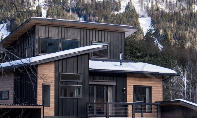 Revelstoke Cabin | The CAPOW House | Revelstoke Adventure Center | 1 Minute From Ski Hill