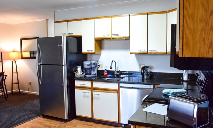 Pittsfield House | The Central Downtown Inn & Suites