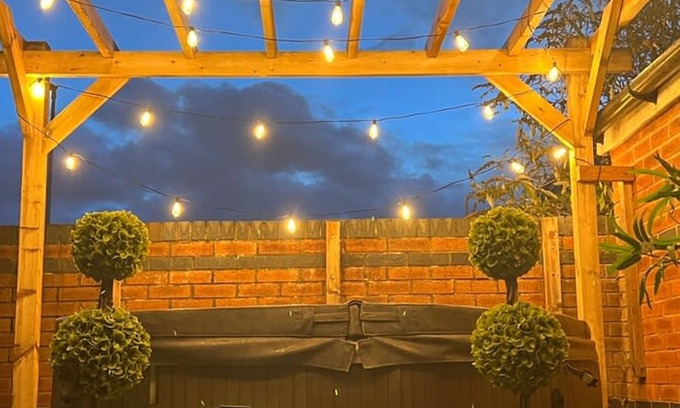 Blacon Apartment | The Cheshire Gathering - Hot Tub 8 Bedroom