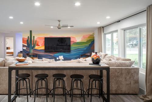 Tonka Vista House | The Claremont - Chic Luxe Putting Green & Pool