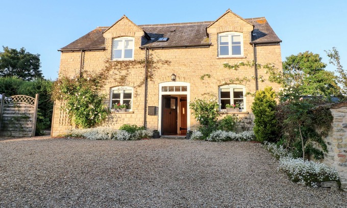 Barrowden Cottage | THE COACH HOUSE, family friendly, with a garden in Barrowden