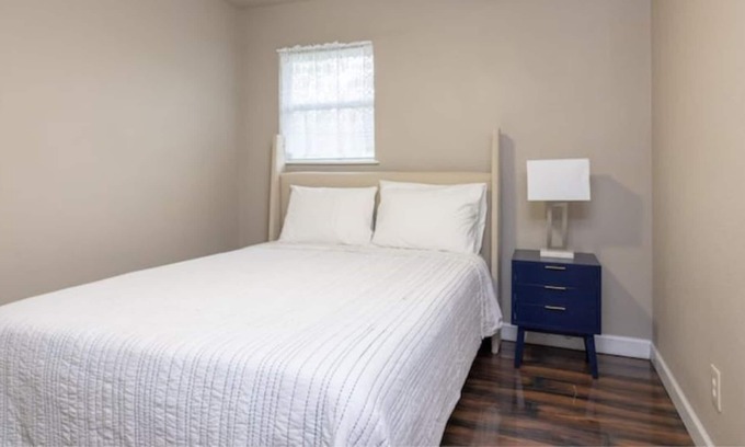 Fort Worth House | The Coach House Hideaway-5 min walk to Lake Worth!