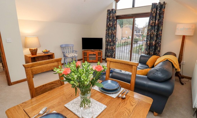 Cheltenham Cottage | THE COACH HOUSE, romantic, character holiday cottage in Cheltenham