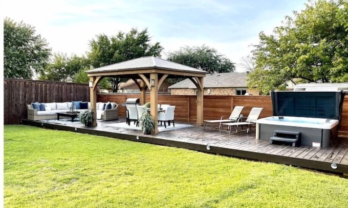 The Colony House | THE COLONY COTTAGE W/HOT TUB & OUTDOOR OASIS/FAMILY FRIENDLY