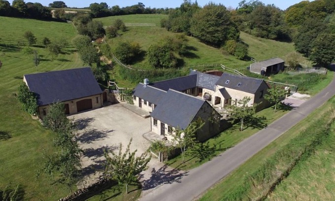 Witney House | The Cotswold Manor Wychwood, with Hot-Tub, Games Barn, 3 acres of Parkland