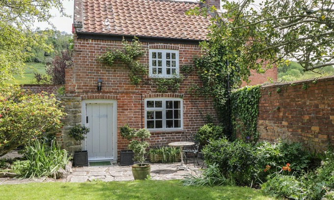 Brent Knoll House | THE COTTAGE, character holiday cottage, with open fire in Brent Knoll