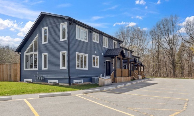 The Blue Mountains Ski Chalet | The Cottages at Blue: 21 BDR Triplex for 44 Guests
