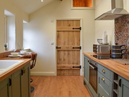 Earl Sterndale Apartment | The Cowshed - Uk50283