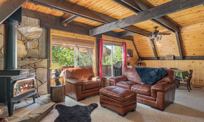 Arnold Cabin | The Cozy Cub: Air Conditioning, Dog Friendly, Pool Table, Private Lakes in BLS