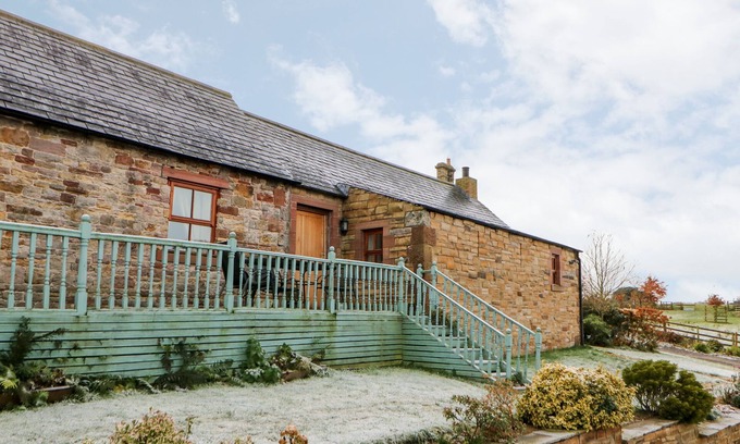 Wing Cottage | THE DAIRY, pet friendly, with hot tub in Milton