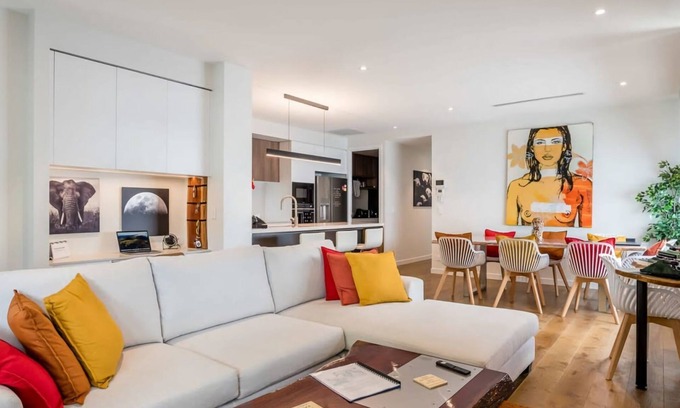 East Brisbane Apartment | The Eclectic Retreat - 3BR with Parking