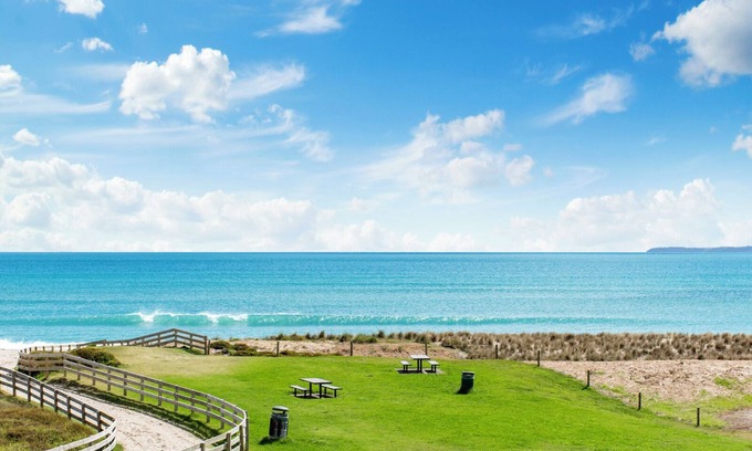 Papamoa Beach Apartment | The Famous Blue Beachfront House - Papamoa Beach - Studio Apartment