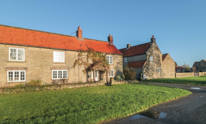 Fadmoor Cottage | THE FARMHOUSE - NORTH FARM, pet friendly, with open fire in Fadmoor