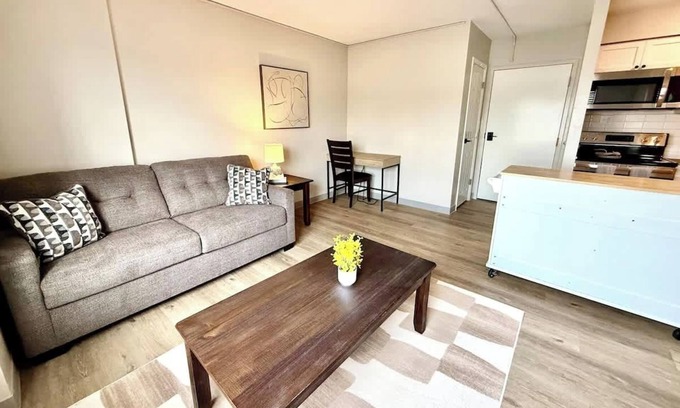 North Central Omaha Apartment | The Field Club at Modern Heights