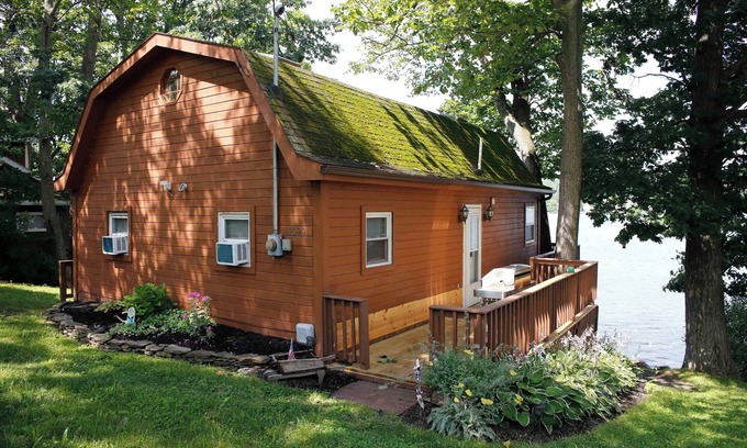 Dundee Cabin | The Fish Inn | This classic lakefront cottage sits on the East side of Waneta Lake
