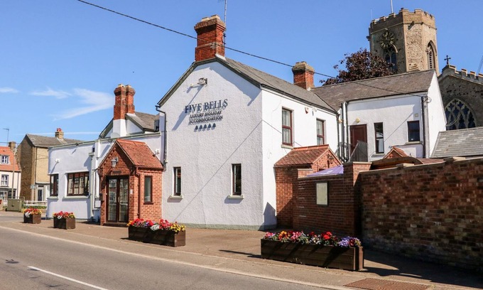 Wisbech House | THE FIVE BELLS INN, character holiday cottage, with hot tub in Upwell