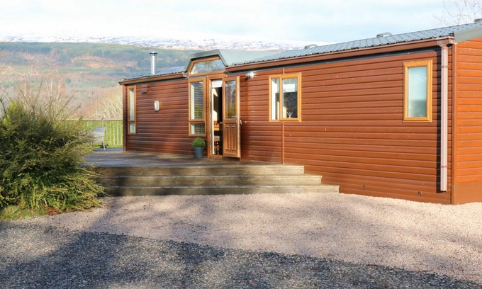 Fort William Cottage | THE FOUR OAKS CHALET, family friendly, with a garden in Blaich