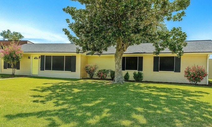 Sulphur House | The Fun House! with Master Suite and open common areas 4BR/2BA