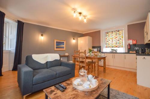 Oban Apartment | The Gallery Apartment - Spacious, Town Centre, Walkable to Ferry Terminal,