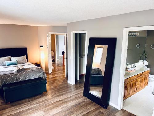 Tuxedo Park House | The Games House - Sleeps 8, 3 Bed, 3 Bath - Free Parking