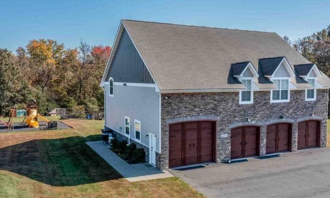 Leesburg Villa | The Garage Mahal w/scenic views