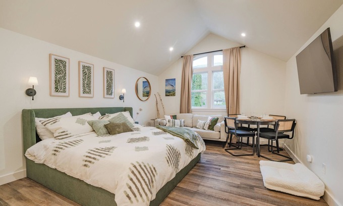 Olde Town House | The Gateway Barn - Cozy King Suite & Walk to Main Street