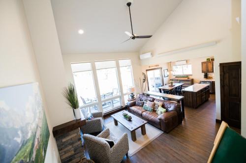 Estes Park Apartment | The Getaway,Hot Tub, AC, 2miles from RMNP