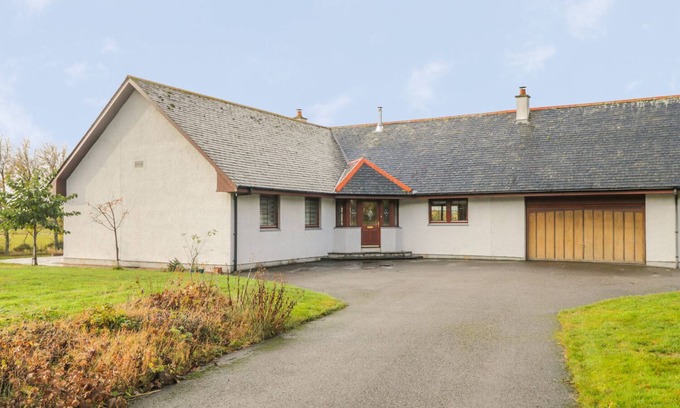 Invergordon Cottage | THE GLEBE, pet friendly, with open fire in Invergordon