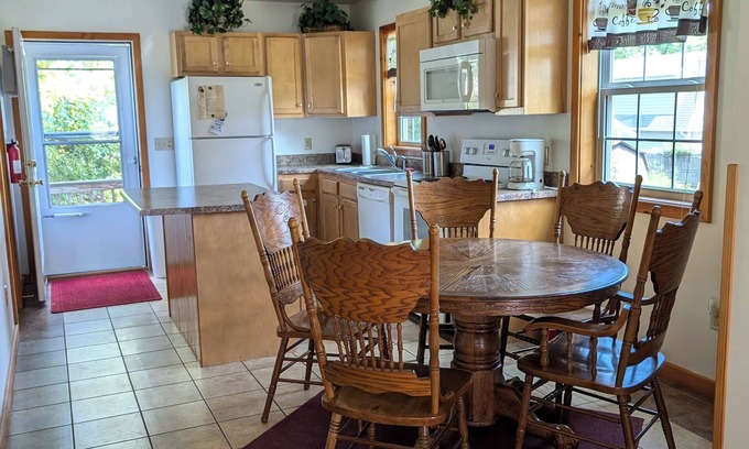 Edinboro House | The Glenshaw- Spacious 5 bedroom home on Lakeside Edinboro