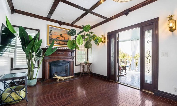 West Palm Beach Apartment | The Golden Alligator 1 - 3 beds 2 baths in West Palm Beach close to everything