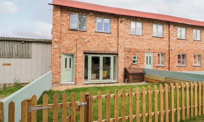 Spetchley Cottage | THE GRANARY COTTAGE, pet friendly, with a garden in Worcester