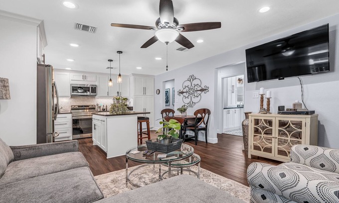 Brenham House | The Green Emerald Close to Down Town Brenham