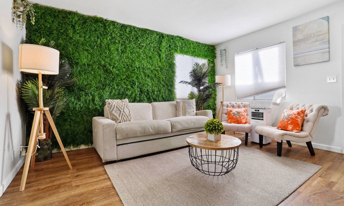 Pierpont Bay Apartment | The Green Haven, 1 Minute Walk to Beach & Restaurants, 2 King Size Beds, Kitchen