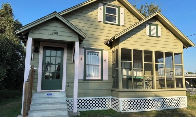 La Grange Cottage | The Green House in La Grange - New Listing!