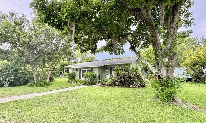 Holly Hill House | The Green Palm, Sleeps 6 , pet friendly!