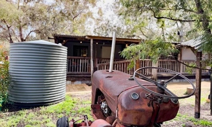 Bouvard Cabin | The Hide, dog friendly, 100m from a white sandy beach with free firewood