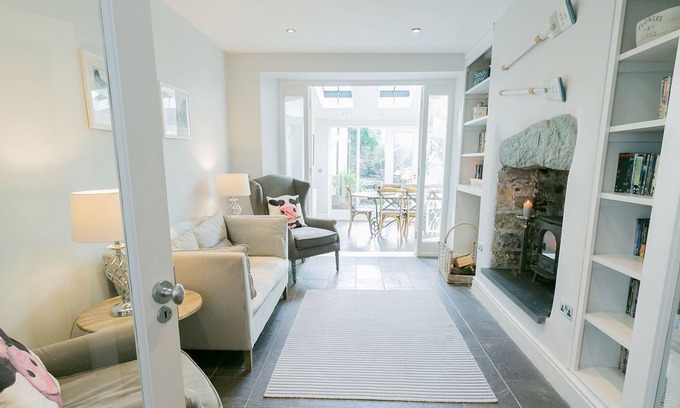 Beaumaris Cottage | The Hideaway Beaumaris - a near a pub that sleeps 12 guests in 6 bedrooms