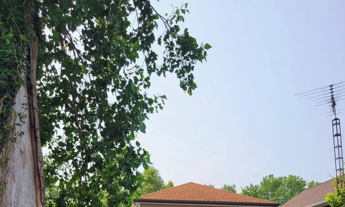 Lakeshore House | The Hideaway- Romantic lakeside retreat with hottub, firepit