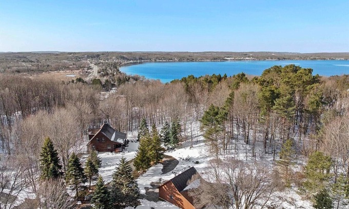 Beulah Cabin | The Hillside Hideaway at Crystal Lake - Gorgeous with Great Outdoor Deck and Spa!