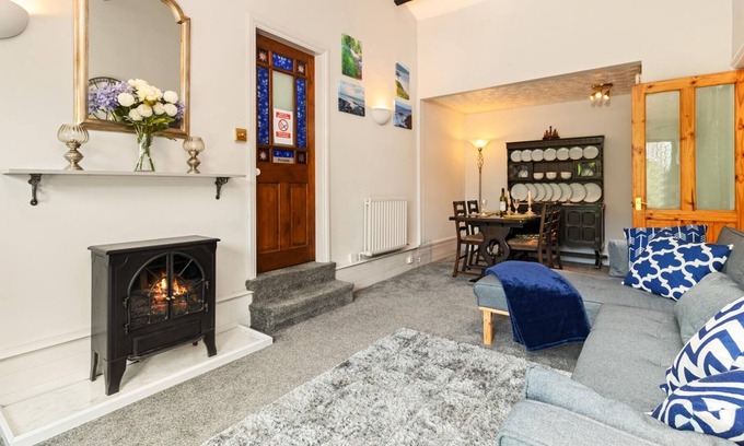 Wiseman's Bridge House | The Hollies - Short Walk to Beach, Peaceful Location, Parking