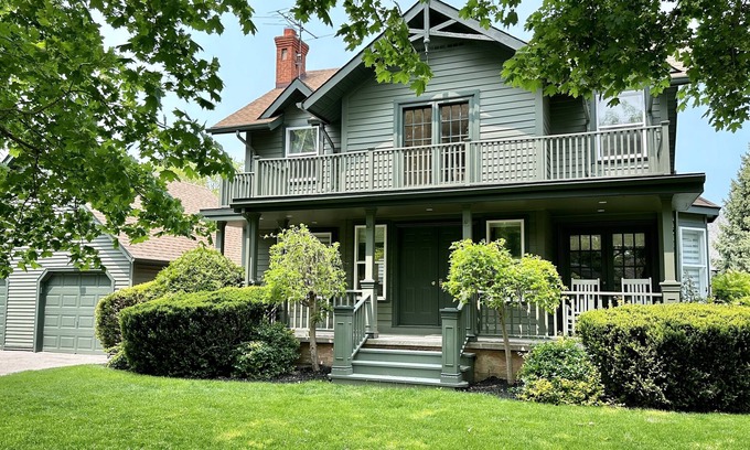 Historic Old Town House | The Homestead - Luxury Cottage with Heated Pool in Historic Old Town NOTL